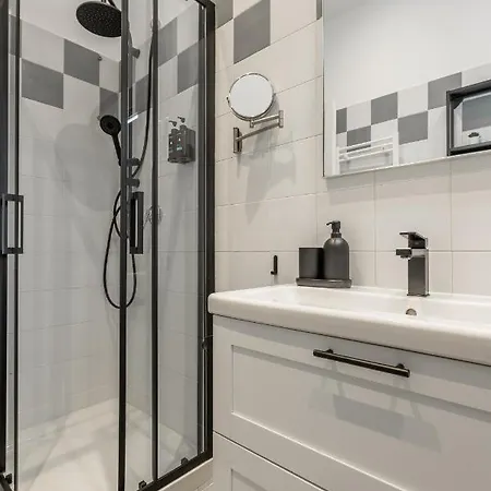 Imperium House - Con Giardino Privato, 3 Minuti Da Metro Piazza Bologna, A-c, Apartment