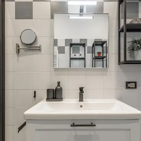 Imperium House - Con Giardino Privato, 3 Minuti Da Metro Piazza Bologna, A-c, Apartment Rome