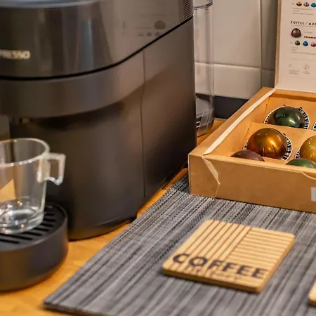 Apartment Imperium House - Con Giardino Privato, 3 Minuti Da Metro Piazza Bologna, A-c, Rome