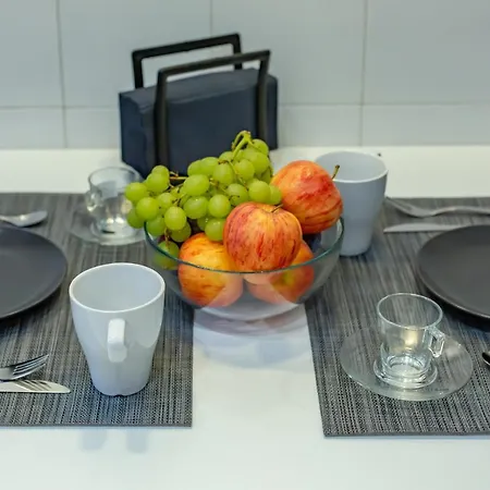 Apartment Imperium House - Con Giardino Privato, 3 Minuti Da Metro Piazza Bologna, A-c,